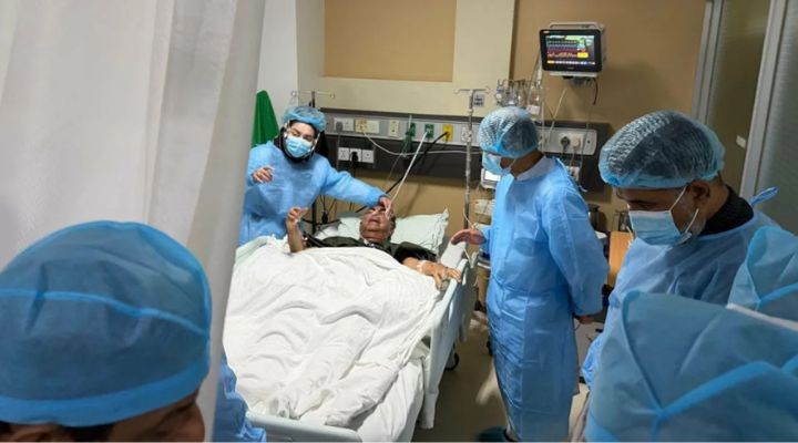 মির্জা আব্বাসকে দেখতে হাসপাতালে প্রধানমন্ত্রী